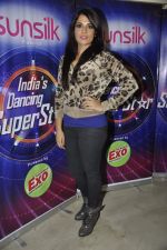 Richa Chadda with Fukrey stars on the sets of India_s dancing superstars in Filmcity, Mumbai on 29th May 2013 (26).JPG